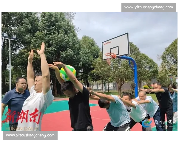 激烈对决背后的智慧与团队协作在篮球赛场上的精彩展现 激烈对决背后的智慧与团队协作在篮球赛场上的精彩展现